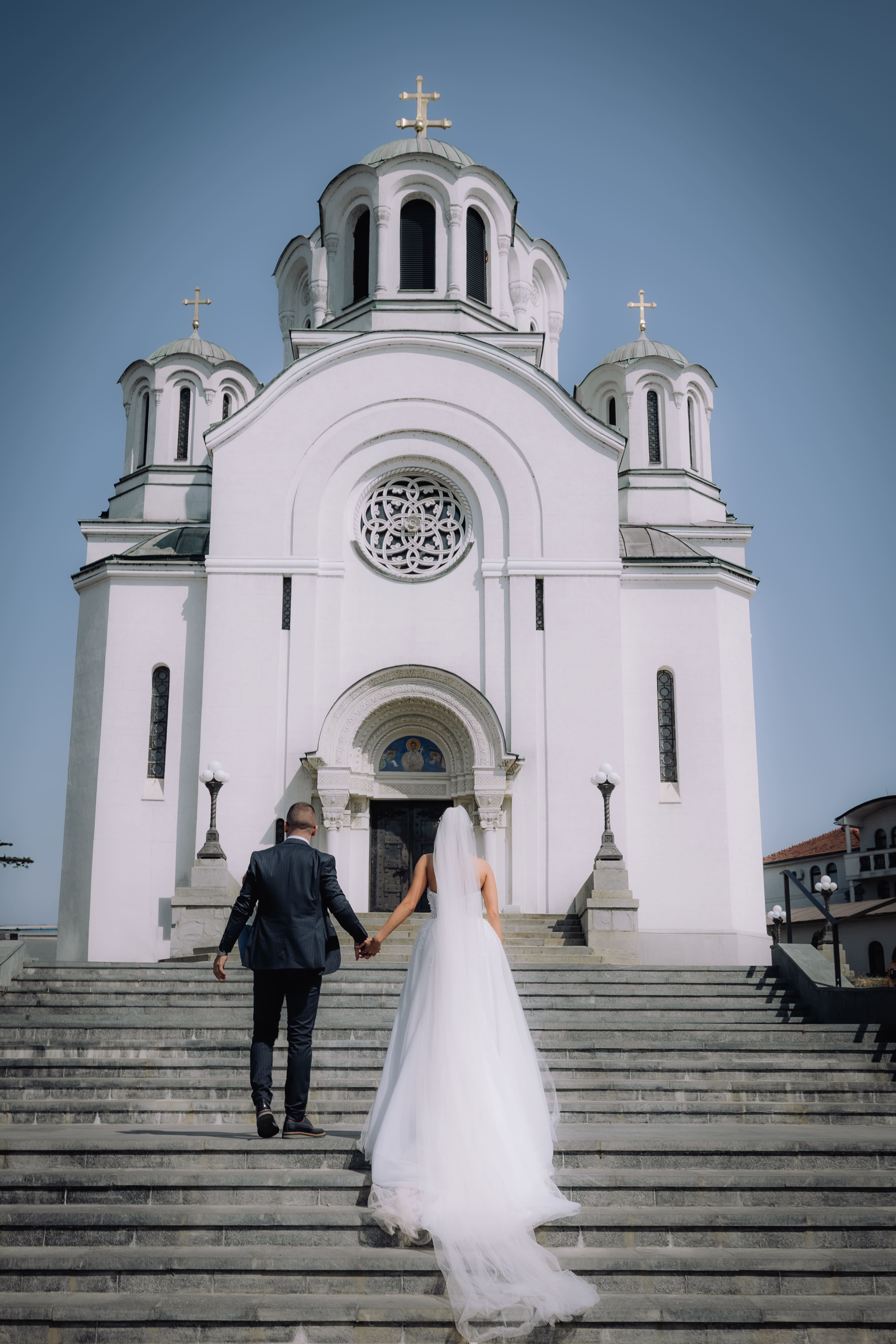 mladenci ispred crkve