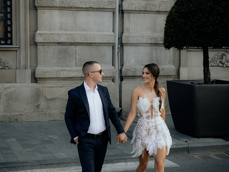 mladenci se drze za ruke